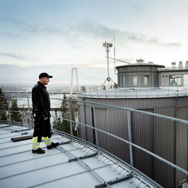 Medarbetare på taket till avloppsverk