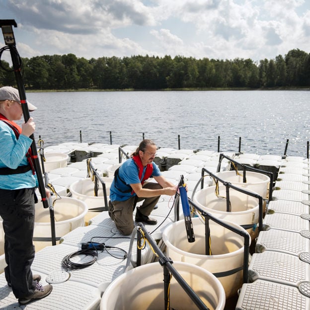 Forskare kontrollerar vatten vid en sjö